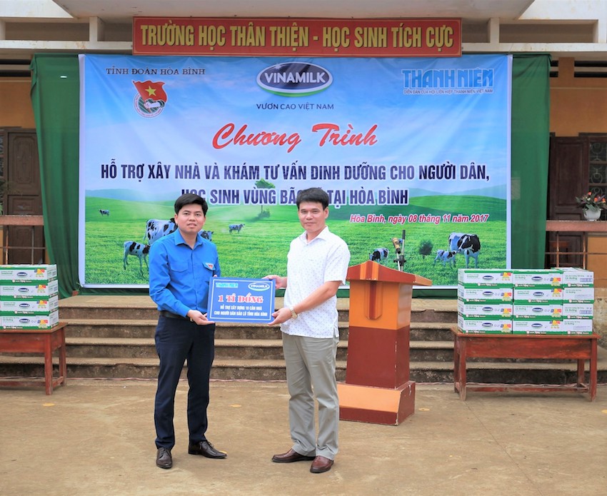 Vinamilk[-]hỗ[-]trợ[-]3[-]tỷ[-]đồng[-]cho[-]người[-]dân[-]vùng[-]lũ[-]3[-]tỉnh[-]Yên[-]Bái,[-]Hòa[-]Bình[-]và[-]Thanh[-]Hóa[-]